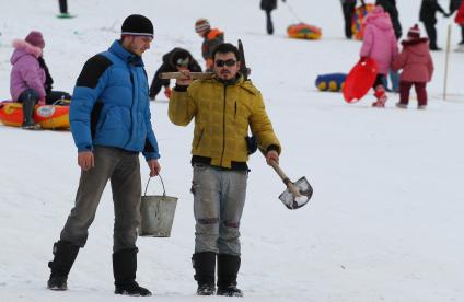 КАТАНИЕ НА САНКАХ. 08.01.2012.