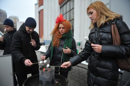 Во время проведения арт-эксперимента в Центре современной культуры ГАРАЖ. Москва. 17 декабря 2011 года.