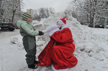 Дед Мороз и ребенок. 08 января 2012 года.