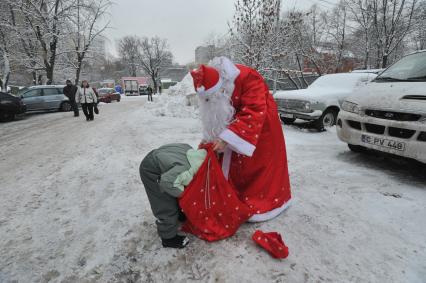 Дед Мороз и ребенок. 08 января 2012 года.