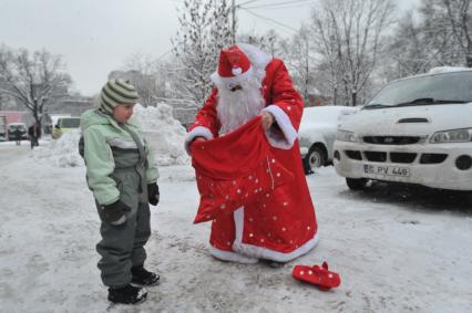 Дед Мороз и ребенок. 08 января 2012 года.