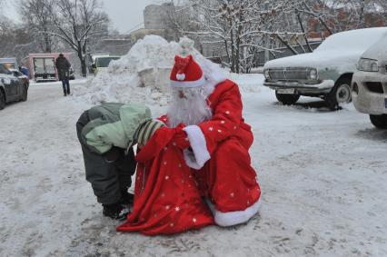 Дед Мороз и ребенок. 08 января 2012 года.