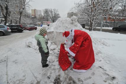 Дед Мороз и ребенок. 08 января 2012 года.