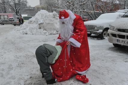 Дед Мороз и ребенок. 08 января 2012 года.