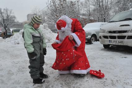 Дед Мороз и ребенок. 08 января 2012 года.