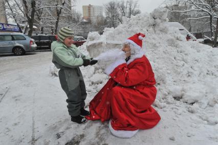 Дед Мороз и ребенок. 08 января 2012 года.