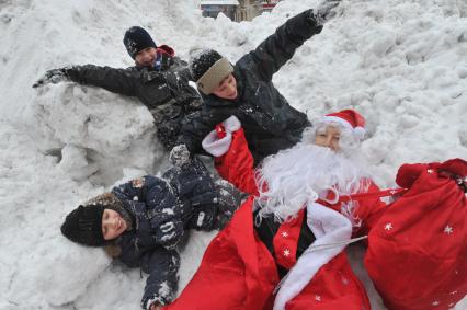 Дед Мороз и дети. 08 января 2012 года.