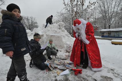 Дед Мороз и дети. 08 января 2012 года.