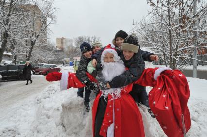 Дед Мороз и дети. 08 января 2012 года.