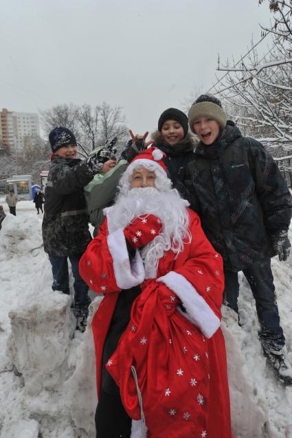 Дед Мороз и дети. 08 января 2012 года.