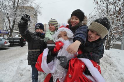 Дед Мороз и дети. 08 января 2012 года.