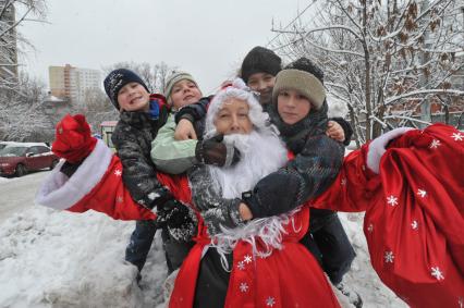 Дед Мороз и дети. 08 января 2012 года.