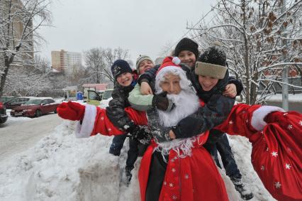 Дед Мороз и дети. 08 января 2012 года.