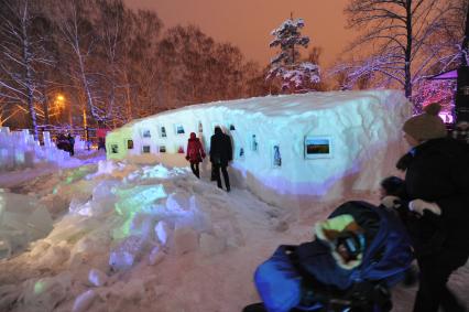 Ледяной город МОРОЗ СИТИ открылся в парке культуры СОКОЛЬНИКИ. На снимке: зимний выставочный зал.10 января   2012 года.