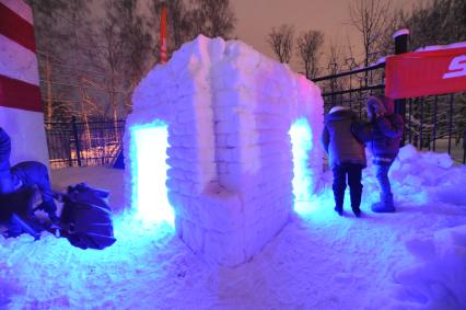 Ледяной город МОРОЗ СИТИ открылся в парке культуры СОКОЛЬНИКИ. На снимке: ледяная скульптура ТЮРЬМА. 10 января   2012 года.