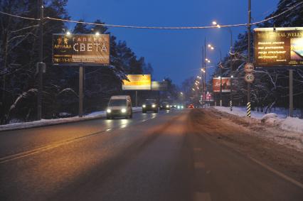 Автомобили движутся вечером по Рублевскому шоссе. 21 января  2011 года.