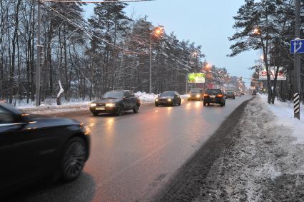 Автомобили движутся вечером по Рублевскому шоссе. 21 января  2011 года.