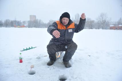 Мужчина на зимней рыбалке. 12 января 2012 года.