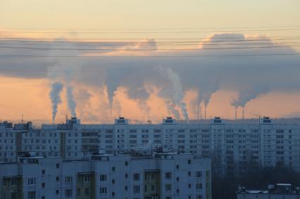 Дым от труб  котельных над жилыми домами в Москве. 02 декабря  2010 года.