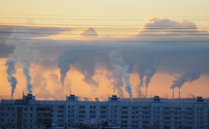 Дым от труб  котельных над жилыми домами в Москве. 02 декабря  2010 года.