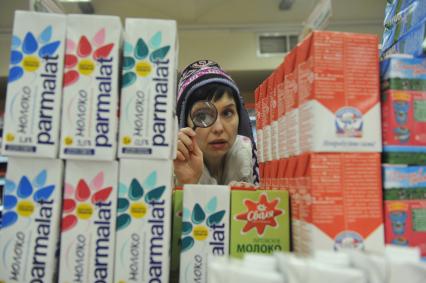 Покупатель в магазине изучает товары сквозь лупу, 12 января 2012 года