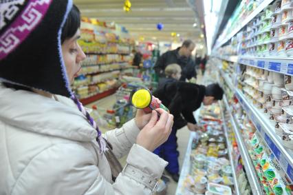 Покупатель в магазине изучает товары сквозь лупу, 12 января 2012 года