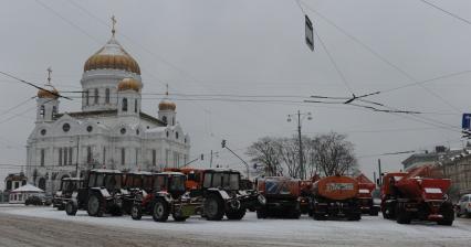 Виды Москвы. Снегоуборочная техника у храма Христа Спасителя. Москва. 09 декабря 2010 года.