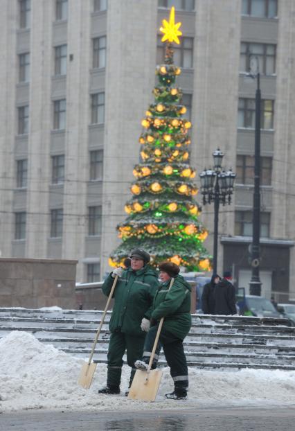 Виды Москвы. Уборка снега на Манежной площади. Москва. 09 декабря 2010 года.