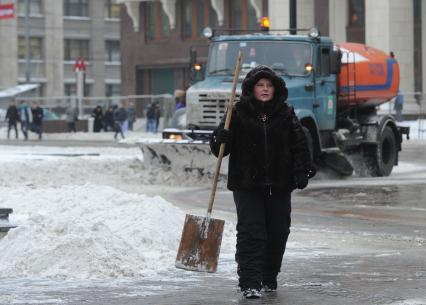 Виды Москвы. Уборка снега на Манежной площади. Москва. 09 декабря 2010 года.