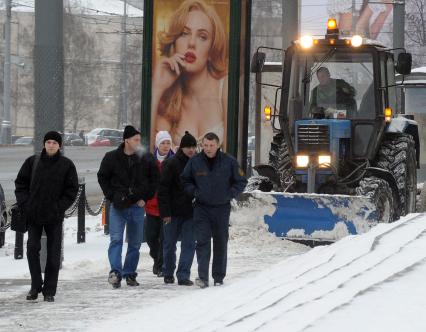 Виды Москвы. Снегоуборочная техника в центре города. Москва. 09 декабря 2010 года.