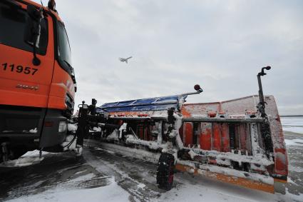 Снегоуборочная техника на взлетно-посадочной полосе в аэропорту ДОМОДЕДОВО. 12 января 2012 года.