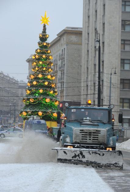 Виды Москвы. Снегоуборочная техника на Манежной площади. Москва. 09 декабря 2010 года.