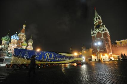 30-метровую елку доставили в Кремль через Спасские ворота. Москва. 17 декабря 2010 года.