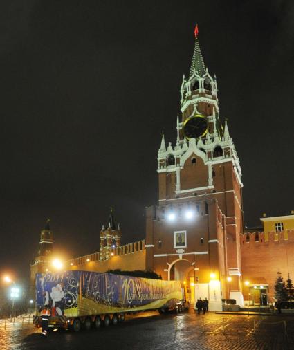 30-метровую елку доставили в Кремль через Спасские ворота. Москва. 17 декабря 2010 года.