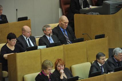 Первое пленарное заседание Госдумы РФ шестого созыва. На снимке: депутат Госдумы РФ Николай Валуев. 21 декабря 2011 года.