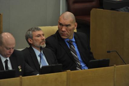 Первое пленарное заседание Госдумы РФ шестого созыва. На снимке: депутат Госдумы РФ Николай Валуев. 21 декабря 2011 года.
