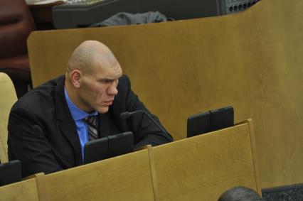 Первое пленарное заседание Госдумы РФ шестого созыва. На снимке: депутат Госдумы РФ Николай Валуев. 21 декабря 2011 года.