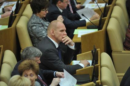 Первое пленарное заседание Госдумы РФ шестого созыва. На снимке: член комитета Госдумы РФ по международным делам Александр Карелин. 21 декабря 2011 года.