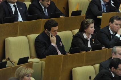 Первое пленарное заседание Госдумы РФ шестого созыва. На снимке: депутаты Госдумы РФ Иосиф Кобзон и Валентина Терешкова. 21 декабря 2011 года.