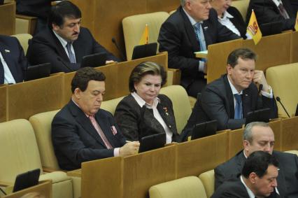 Первое пленарное заседание Госдумы РФ шестого созыва. На снимке: депутаты Госдумы РФ Иосиф Кобзон и Валентина Терешкова. 21 декабря 2011 года.