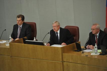 Первое пленарное заседание Госдумы РФ шестого созыва. На снимке: первый заместитель председателя Государственной Думы РФ Олег Морозов (в центре). 21 декабря 2011 года.