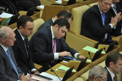 Первое пленарное заседание Госдумы РФ шестого созыва. На снимке: представитель Самарской области в Госдуме РФ Александр Хинштейн. 21 декабря 2011 года.