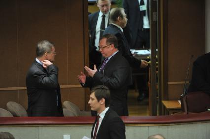 Первое пленарное заседание Госдумы РФ шестого созыва. На снимке: председатель Счетной палаты РФ Сергей Степашин и генеральный прокурор РФ Юрий Чайка (справа налево). 21 декабря 2011 года.
