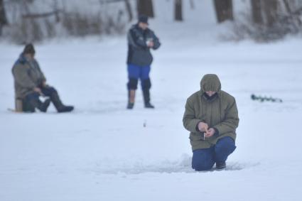 Рыбалка на льду на реке Истра. 14 января 2012.