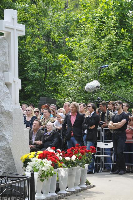 На снимке: Мать Александра Абдулова - Людмила на Ваганьковском кладбище во время установки памятника Абдулову. 29 мая 2009 год.