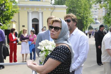 На снимке: Леонид Ярмольник актер театра и кино, продюсер со своей женой Оксаной на Ваганьковском кладбище во время установки памятника Абдулову. 29 мая 2009 год.