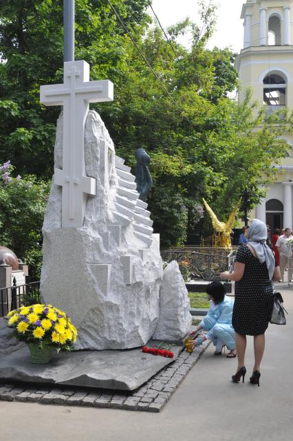 На снимке: Вдова актера Александра Абдулова  Юлия Милославская на Ваганьковском кладбище во время установки памятника Абдулову. 29 мая 2009 год.