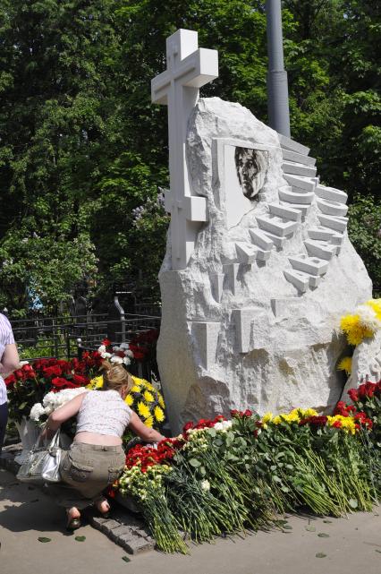 На снимке: Памятник Александру Абдулову на Ваганьковском кладбище. 29 мая 2009 год.