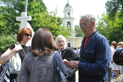 На снимке: Мать Александра Абдулова - Людмила (по центру) и старший брат актера Роберт на Ваганьковском кладбище во время установки памятника Абдулову. 29 мая 2009 год.