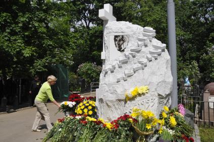 На снимке: Памятник Александру Абдулову на Ваганьковском кладбище. 29 мая 2009 год.